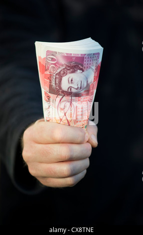 Hand, die fünfzig Pfund-Noten Stockfoto