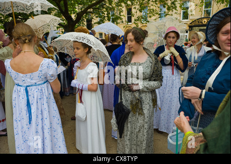 Damen im Regency Kostüm promenade durch die Innenstadt Bad während Jane Austen Festival 2012 Stockfoto