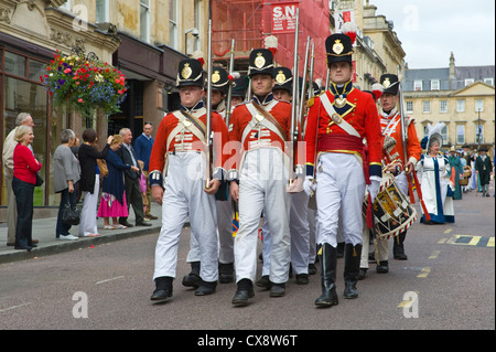 Red Coat Soldaten in uniform Kostüm Regency marschieren durch Bad Innenstadt zu Beginn des Jane Austen Festival Stockfoto