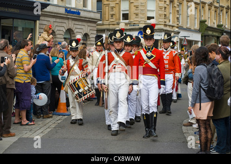 Red Coat Soldaten in uniform Kostüm Regency marschieren durch Bad Innenstadt zu Beginn des Jane Austen Festival Stockfoto