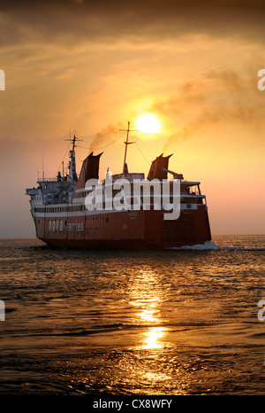 Eine griechische Nova Fähren Personenfähre verlassen Aegina für den Hafen von Piräus in Athen Griechenland Stockfoto