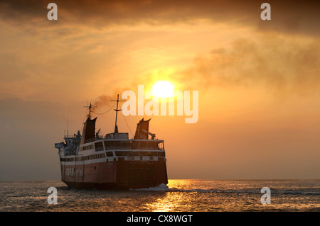 Eine griechische Nova Fähren Personenfähre verlassen Aegina für den Hafen von Piräus in Athen Griechenland Stockfoto