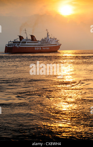 Eine griechische Nova Fähren Personenfähre verlassen Aegina für den Hafen von Piräus in Athen Griechenland Stockfoto