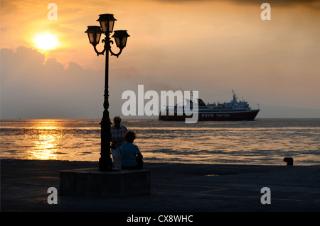 Eine griechische Nova Fähren Personenfähre verlassen Aegina für den Hafen von Piräus in Athen Griechenland Stockfoto