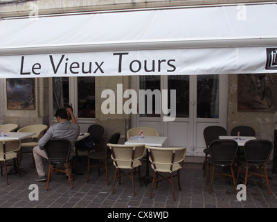 Le Vieux Tours Bar, Place Plumereau in der Altstadt von Tours, Indre-et-Loire, Frankreich Stockfoto