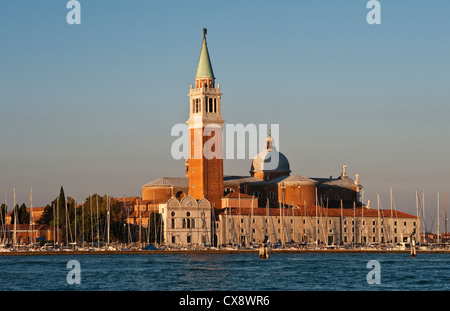 Die Kirche San Giorgio Maggiore in Venedig, Italien, bei Sonnenaufgang gesehen. Es wurde von Andrea Palladio entworfen und zwischen 1566 und 1610 gebaut Stockfoto