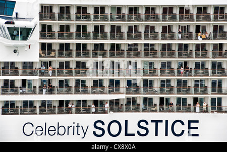 Balkone auf einigen der 13 Passagierdecks des Kreuzfahrtschiffes Celebrity Solstice, die durch Venedig, Italien, fahren. Auf der Brücke ist ein Offizier zu sehen Stockfoto