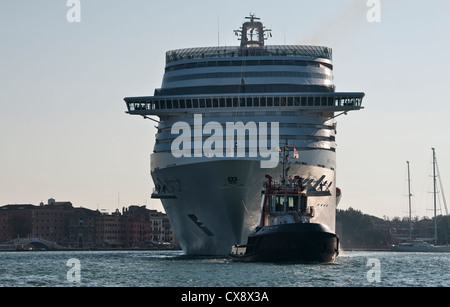 Ein riesiges Kreuzfahrtschiff, die MSC Divina, wird durch Venedig, Italien geschleppt. Es wird von MSC Kreuzfahrten besessen und hat eine Bruttotonnage von 139,400 Stockfoto