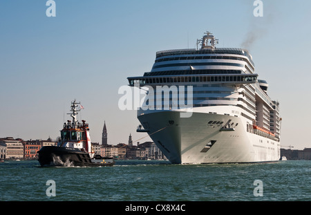 Ein riesiges Kreuzfahrtschiff, die MSC Divina, wird durch Venedig, Italien geschleppt. Es wird von MSC Kreuzfahrten besessen und hat eine Bruttotonnage von 139,400 Stockfoto