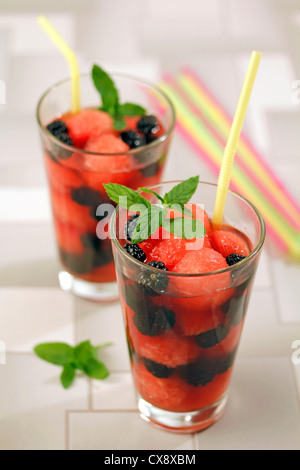Brombeeren und Wassermelone mit Tee. Rezept zur Verfügung. Stockfoto