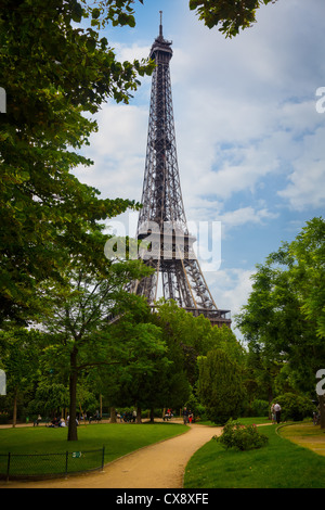 Der Eiffelturm in Paris, vom Champ de Mars aus gesehen Stockfoto