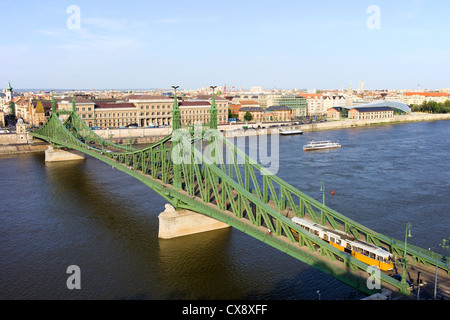 Liberty Bridge (ungarisch: szabadság Hid) auf die Donau und die Skyline von Budapest in Ungarn. Stockfoto