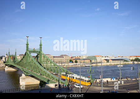 Budapester Stadtbild und die Freiheitsbrücke (ungarisch: szabadság Hid) an der Donau in Ungarn. Stockfoto