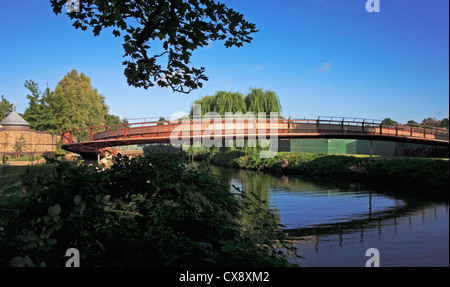 Ein Blick auf Peter Brücke über den Fluss Wensum in Norwich. Norfolk, England, Vereinigtes Königreich. Stockfoto