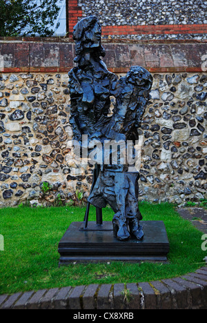 Eine Statue von Mutter und Kind in der oberen Nähe Kathedrale von Norwich, Norfolk, England, Vereinigtes Königreich. Stockfoto