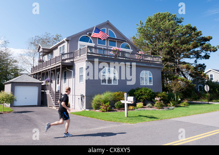 Männliche Jogger läuft auf einer Straße von Moody Beach, Maine, USA. Stockfoto