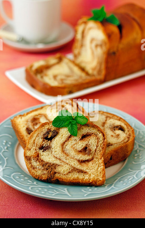 Pflaumenkuchen mit Walnüssen und Rosinen. Rezept zur Verfügung. Stockfoto