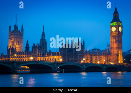 Westminster Bridge bei Nacht mit Big Ben und den Houses of Parliament auf der anderen Seite der Themse Stockfoto