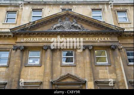 Royal Mineral Wasser Hospital mit Wappen und dreieckigen Giebel georgianischen Gebäude in Bad Somerset England UK Stockfoto