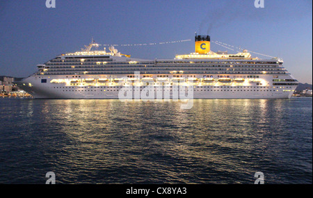 Costa Cruise Lines Kreuzfahrtschiff "Costa Fortuna" während am frühen Morgen Ankunft in den Hafen von Palma De Mallorca / Mallorca, Balear Stockfoto