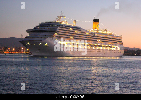 Costa Cruise Lines Kreuzfahrtschiff "Costa Fortuna" während am frühen Morgen Ankunft in den Hafen von Palma De Mallorca / Mallorca Stockfoto