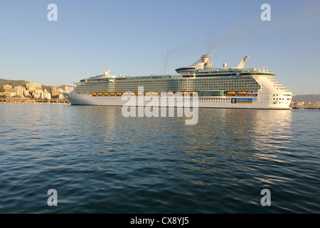 Royal Caribbean International Cruise Line "Independence of the Seas" am frühen Morgen in den Hafen von Palma De Mallorca Stockfoto