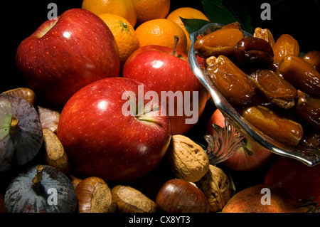 Gruppenfoto - Stillleben mit festlichen Obst und Nüssen im Herbst / Weihnachten-Äpfel Orangen Birnen Kastanien Walnüsse Feigen Termine Stockfoto