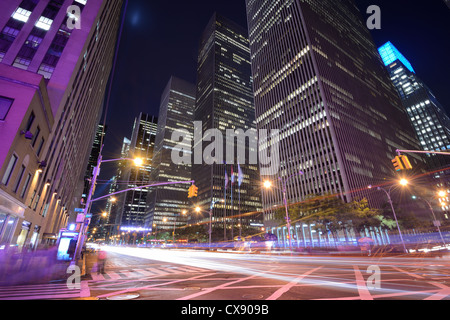 Bürogebäude in der Nacht entlang 6th Avenue in New York City. Stockfoto