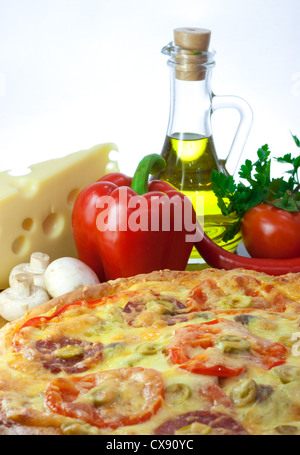 Pizza und Zutaten: Pfeffer, Olivenöl, Käse, Champignons, Tomaten Stockfoto
