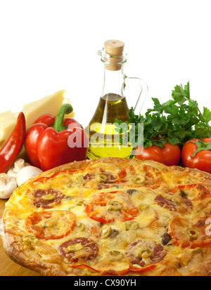 Pizza und Zutaten: Pfeffer, Olivenöl, Käse, Champignons, Tomaten Stockfoto
