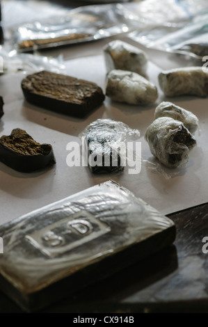 Blöcke/Ziegel von Cannabisharz in Frischhaltefolie eingewickelt Stockfoto