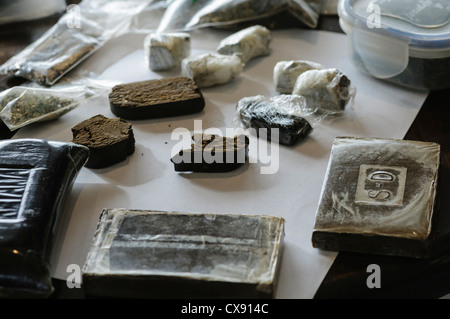 Blöcke/Ziegel von Cannabisharz in Frischhaltefolie eingewickelt Stockfoto