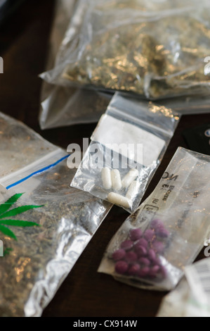 Verschreibungspflichtigen Pillen und pflanzlichem Cannabis Drogen Stockfoto