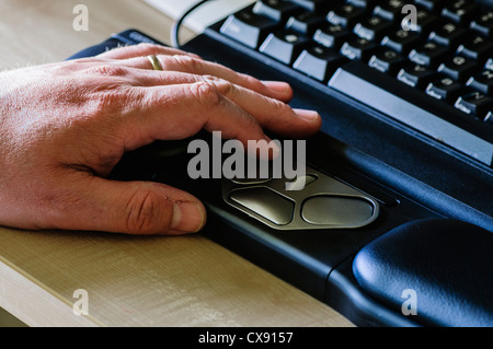 Man verwendet eine RollerMouse Pro2 ergonomische Computermaus für Menschen mit Handgelenk-Problemen Stockfoto