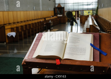 Kirche-Service-Buch eröffnet auf der Seite für den 23. Sonntag in einem Kloster Stockfoto