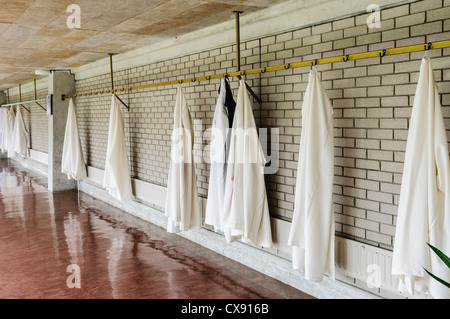 Klösterlichen Roben für Mönche in einem Kloster an einer Wand hängen Stockfoto