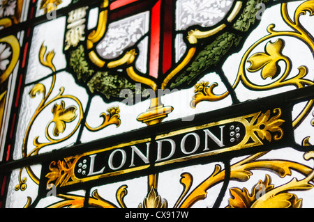 Glasfenster in der Belfast Hafen Kommissare Gebäude mit dem Wort "London" zeigt Handelsbeziehungen. Stockfoto