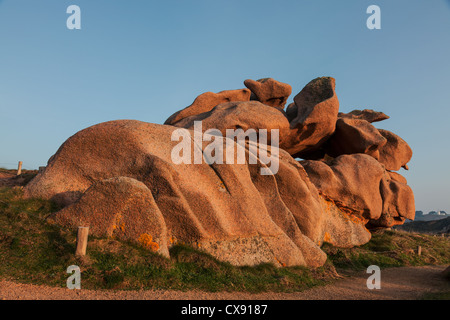 Legendären Felsen befindet sich auf der rosa Granit Küste in der Bretagne im Nordwesten Frankreichs. Stockfoto