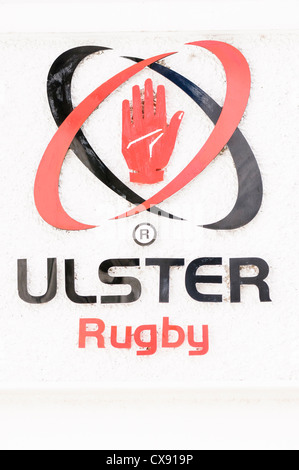 Ulster Rugby-Logo an der Seite eines Gebäudes im Ravenhill Rugby Football ground Stockfoto