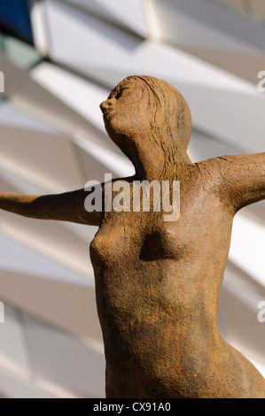 Bronze Statue außerhalb Titanic Belfast Stockfoto