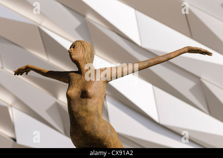 Bronze Statue außerhalb Titanic Belfast Stockfoto