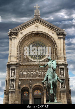 Die Kirche des Heiligen Augustinus (Église Saint-Augustin de Paris) und die Reiterstatue von Johanna von Orléans (Jeanne d ' Arc), von Paul Dubois Stockfoto