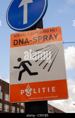Melden Sie in Amsterdam, die Warnung, dass DNA-Anti-Diebstahl-Spray ist im Einsatz in Geschäften in der Umgebung zu helfen, Verbrecher zu fangen. Stockfoto