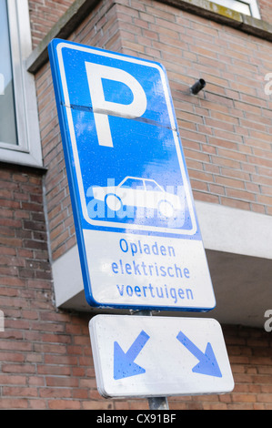 Parkplätze für Elektrofahrzeuge in Amsterdam, Niederlande Stockfoto