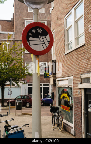 Anmelden Amsterdam Warnung gegen das Rauchen von Cannabis in der Öffentlichkeit neben Coffeeshop Flashback, die verkauft rechtliche Marihuana Stockfoto