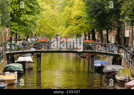 Brücke über den Looiersslius Kanal in Amsterdam, mit Fahrräder und Boote Stockfoto