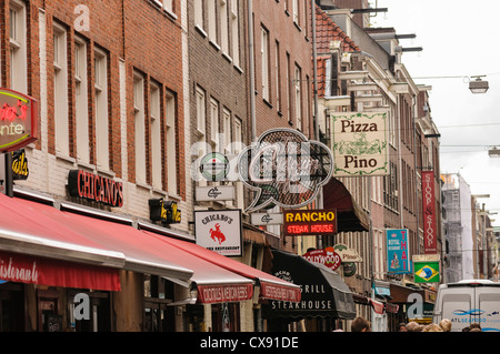 Straße mit Cafés und Restaurants in Amsterdam Stockfoto