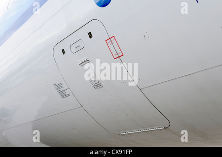 Gepäck halten Türen auf dem unteren Rumpf einer KLM Fokker 100 Stockfoto