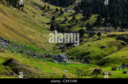 Bild einer Unterkunft befindet sich in einem gebirgigen Tal (Ossau) in den Pyrenäen, Frankreich. Stockfoto
