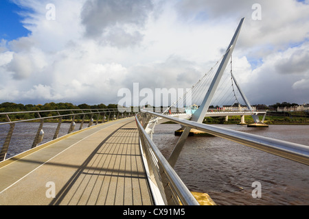 Friedensbrücke über River Foyle aus Westen, ehemalige Kaserne der Ebrington auf der Ostseite von Derry, Co Londonderry, Nordirland, Vereinigtes Königreich Stockfoto